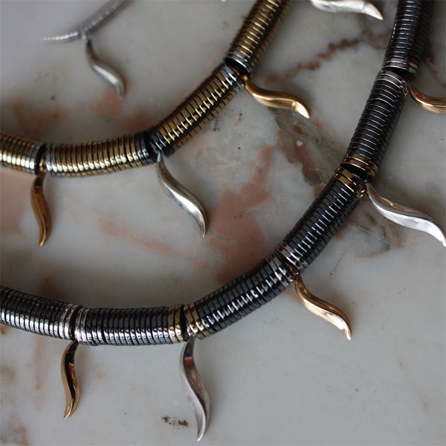 Choker necklace with gold-colored hematite discs FLAME | CL EMATGIR DIS ORO